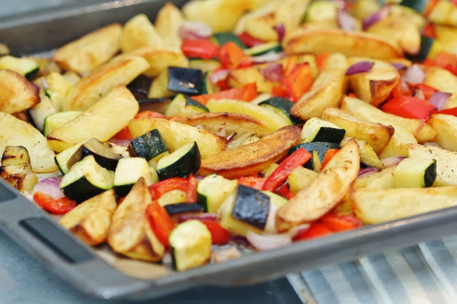 Potatisklyftor med rostade grönsaker och fetaost - här till färsbiffar fyllda med Café de Parissmör