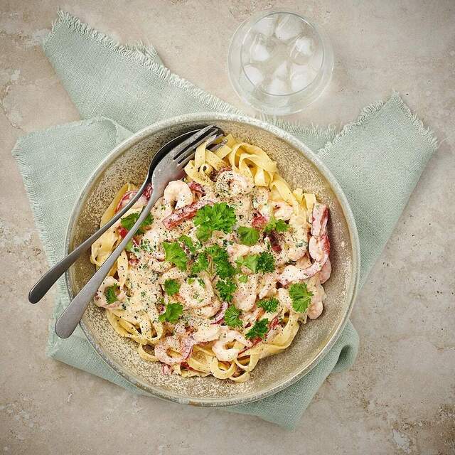 Krämig pasta med räkor och vitlök