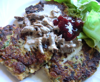 Smakrika vegetariska bön- och kålrotsbiffar med kikärtsmjöl och hampafrön, serverade med kantarellsås