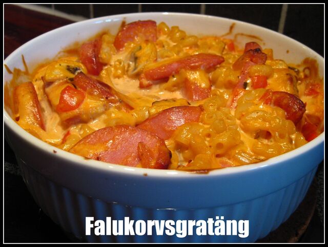 Falukorvsgratäng med krämig sweetchilisås