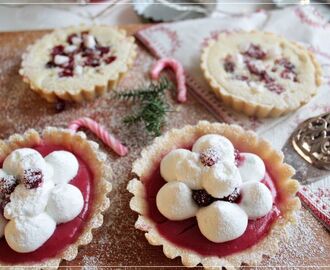 Tarteletter med tranbär vit choklad och polkagris och några med italiensk maräng