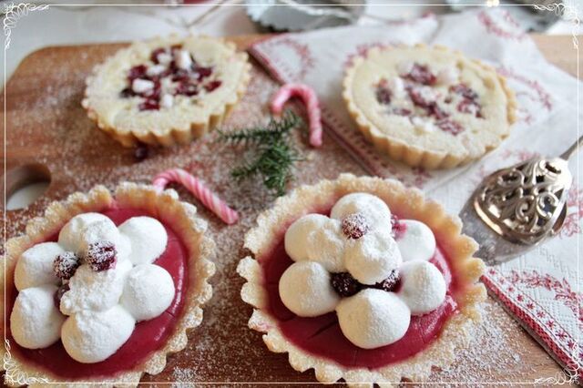 Tarteletter med tranbär vit choklad och polkagris och några med italiensk maräng