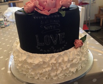 Ruffles, chalkboard, peony - weddingcake