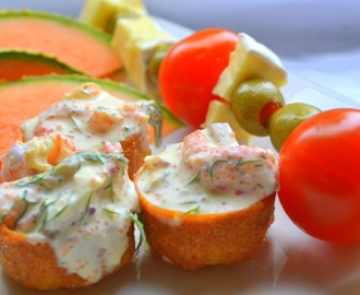 Crostinis med kräftröra och grillspett med god saker