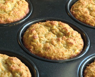 Glutenfria bananmuffins med päron, morotspulver och sesammjöl