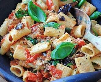 Auberginepasta med mozzarella