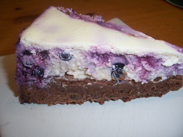 Blåbärscheesecake med chokladbotten