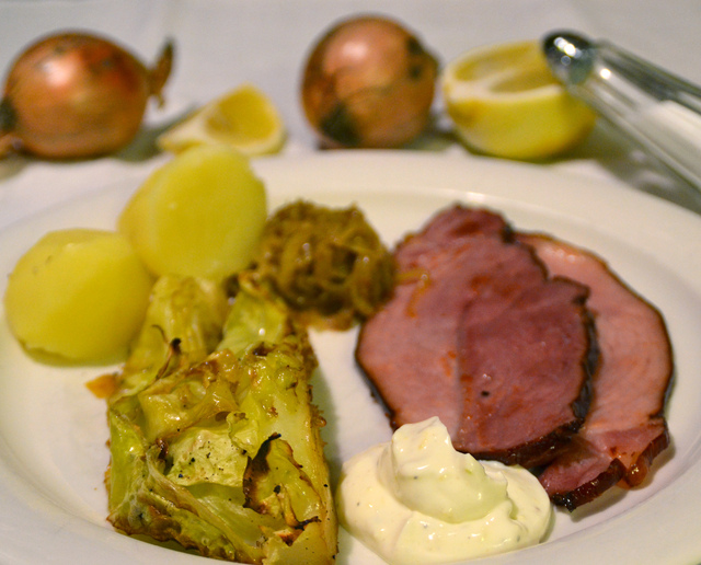 Ugnsbakad spetskål med stekt lök, rökt fläsk & citron crème fraiche