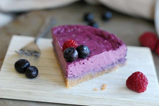 Sommarfika - Cheesecake med hallon och blåbär