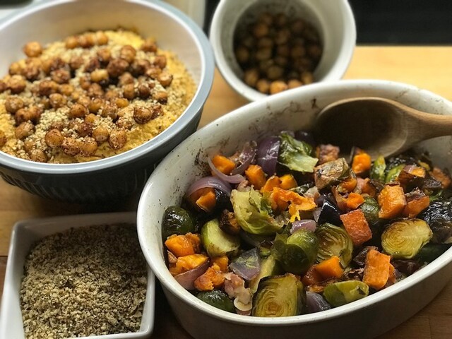 Enkel vegan middag - Sötpotatis, brysselkål, röd lök och äpple  | juliette stephen