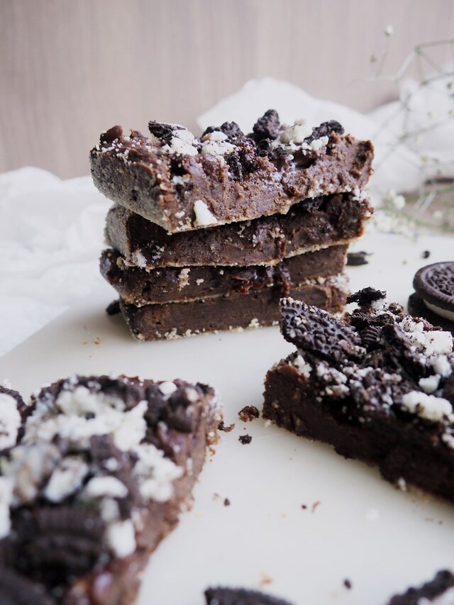 Oreo Brownie with Chocolate Sauce and Sticky Texture