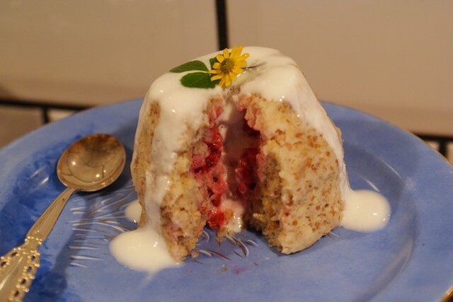 Mugcake with acid raspberry and lemon filling!