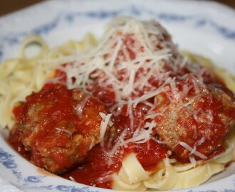 Italienska köttbullar med parmesan och salvia i söt & het tomatsås