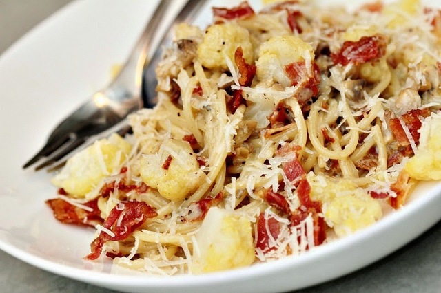 Ädelostsås med bacon, champinjoner och blomkål - krämigt och gott till pasta!