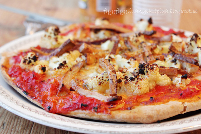 Pizza med blomkål och rökt tofu