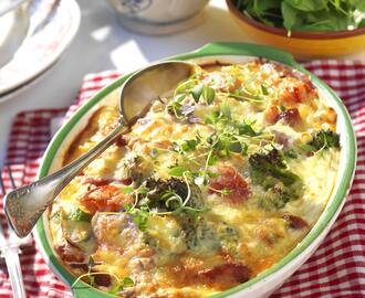 Kryddig korvgratäng med broccoli och tomat