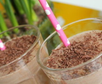 En fruktig chokladsmoothie med kokosmjölk.