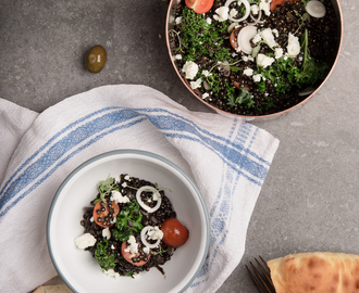 Belugalinser med grönkål, tomat, fetaost och oliver