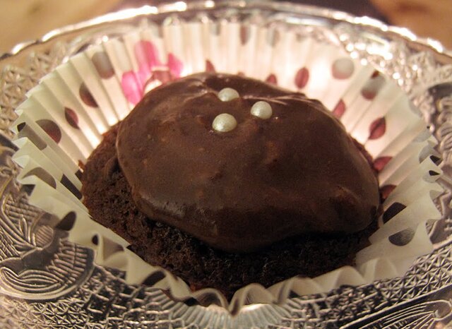 Chokladmuffins med hallon och chokladfrosting