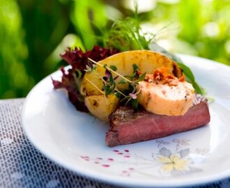 Ryggbiff med parmesan- och tomatsmör samt klyftpotatis