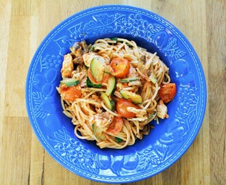 Enkel pasta i tomatsås med kyckling och grönsaker