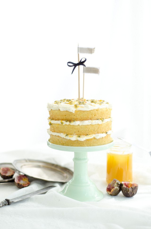 Passionfruit and Lemon Vanilla Cream Sponge Cake (Tårta med smak av Passionsfrukt, Citron och Vanilj)