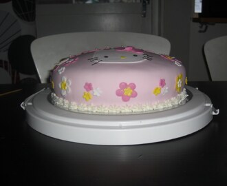 Hello Kitty-tårta till Agnes!