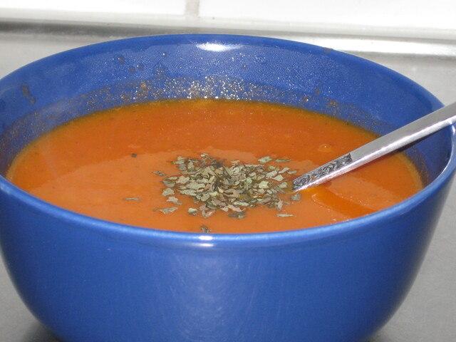 Italiensk soppa med tomat, baskilika och kornris