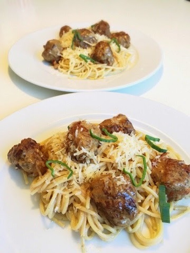 Spagetti med fetaost och tomatfyllda köttbullar i en krämig sås