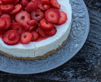 Frusen Cheesecake med limemarinerade jordgubbar