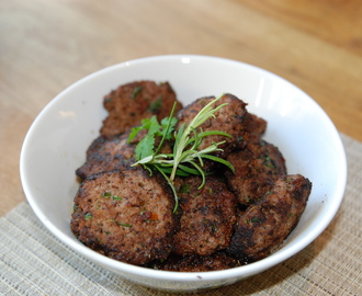 Lammfärsbiffar med rödvinssky, sallad och ugnsrostade potatisskivor