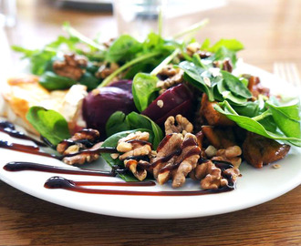 Chilli och honungsfräst kyckling, med chèvre och rödbetor