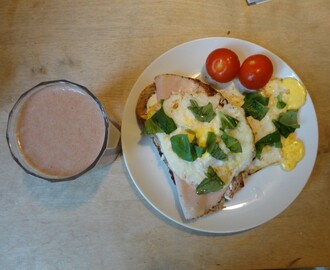 Jordnötssmörsmoothie och stekt ägg macka!