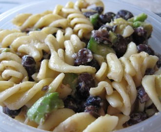 Pastasallad med svarta bönor, avocado och soltorkade tomater