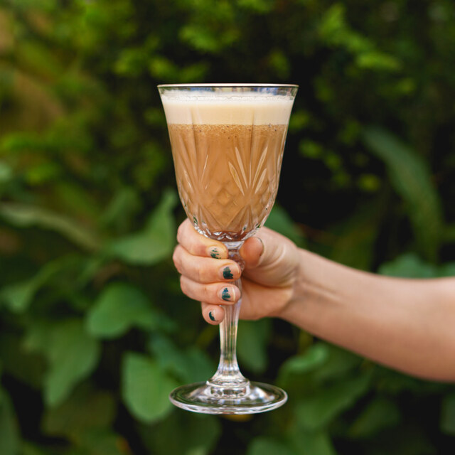 Kaffedrink på överblivet kaffe, havredryck, kardemumma och dadlar