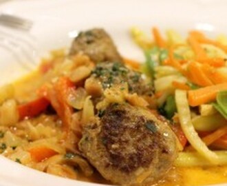 Thaiköttbullar med jordnötssås och stekta grönsaker.
