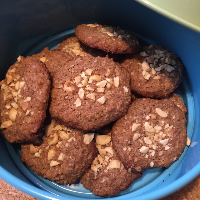 Glutenfria och mjölkfria jordnötskokoskakor med choklad och vanilj