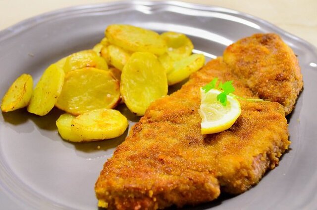 Kalvschnitzel med ugnsrostade krispiga potatisskivor