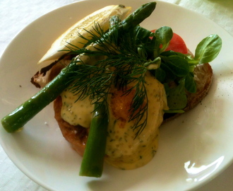 Laxburgare med hollandaise, sikrom och sparris på rostad Levain