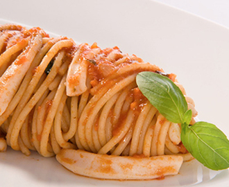Spaghetti fullkorn med basilikasås, bläckfisk och olivolja
