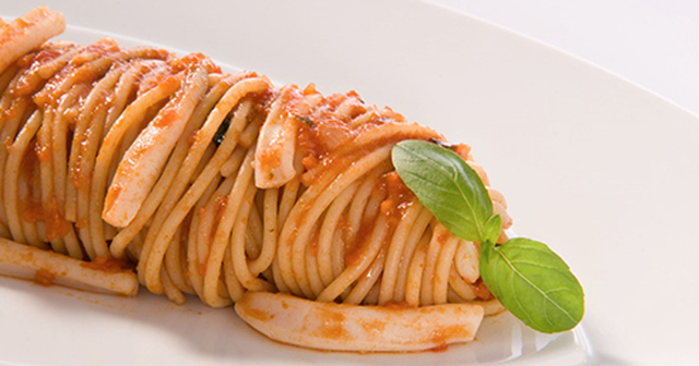 Spaghetti fullkorn med basilikasås, bläckfisk och olivolja