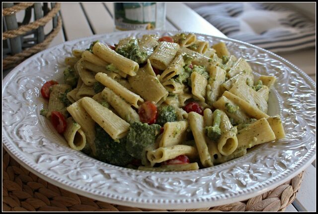 Pasta med pesto, broccoli och tomat