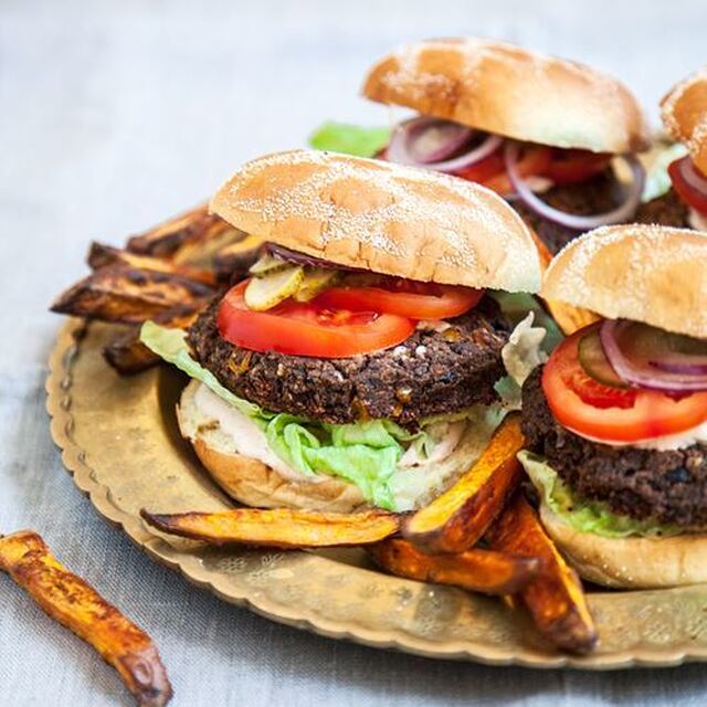 Black beanburgare med majs och sötpotatisstrips