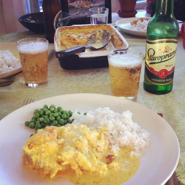 Curryfisk med ris och gröna ärtor
