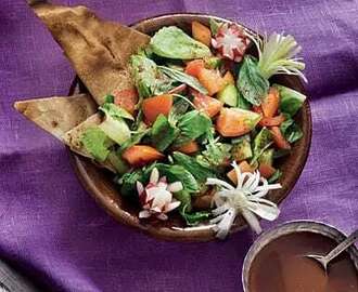 Fattoush - syrlig sallad med rostat pitabröd