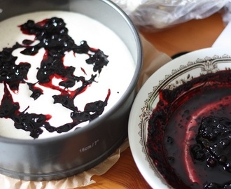 Fryst vaniljcheesecake med blåbär och kryddig botten