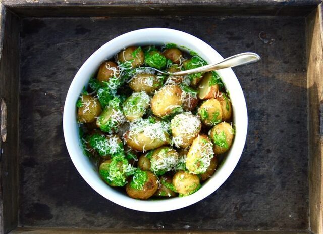 Rostad färskpotatis med hemgjord, nötfri pesto