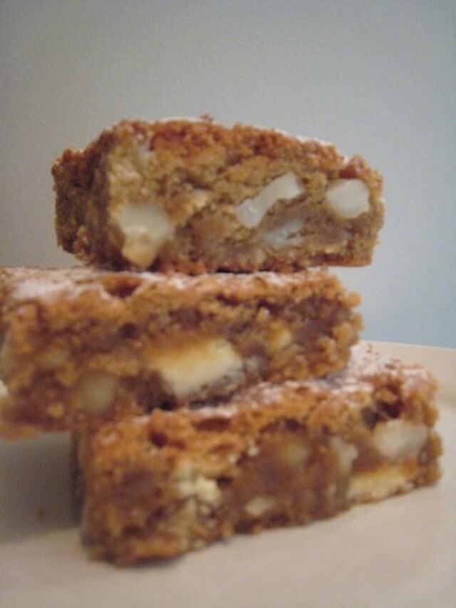 Vit choklad och macadamia blondies