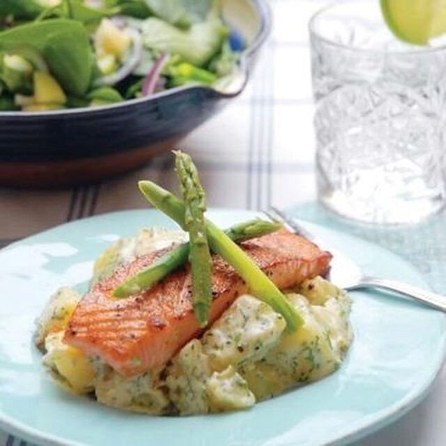 Dillstuvad potatis med stekt lax och äpplesallad