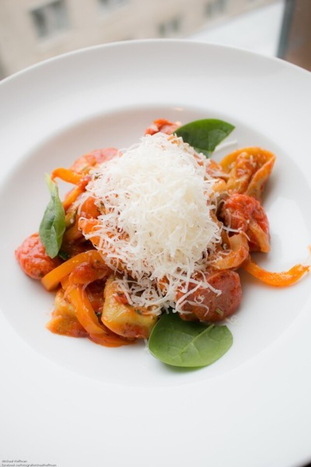 Ricotta/spenat tortellini med salsiccia, fänkål och tomatsås